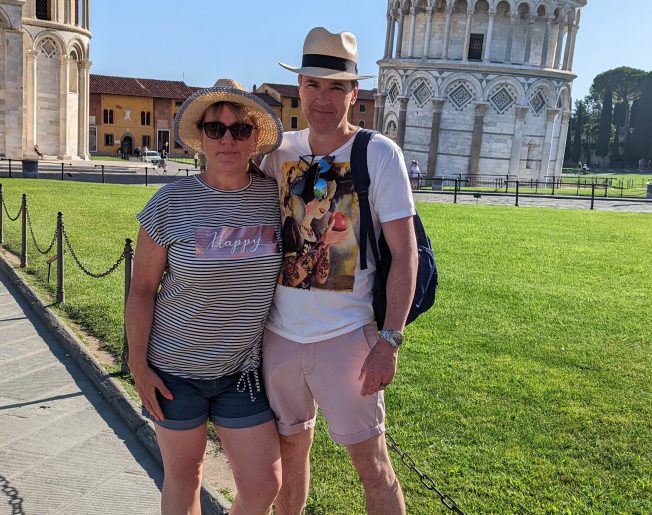 couple at the leaning tower of pisa